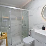 Boutique With Sea View In Crush House Apartment *